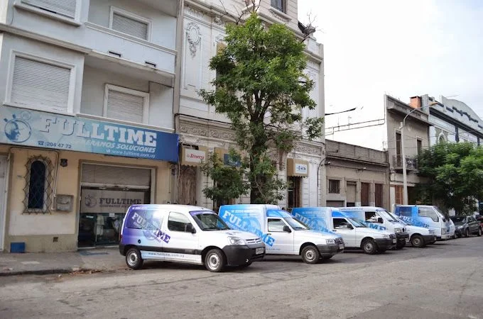 Camionetas de FULLTIME frente al local