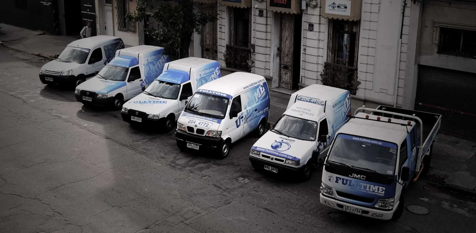 La flota de FULLTIME Importadores frente al local